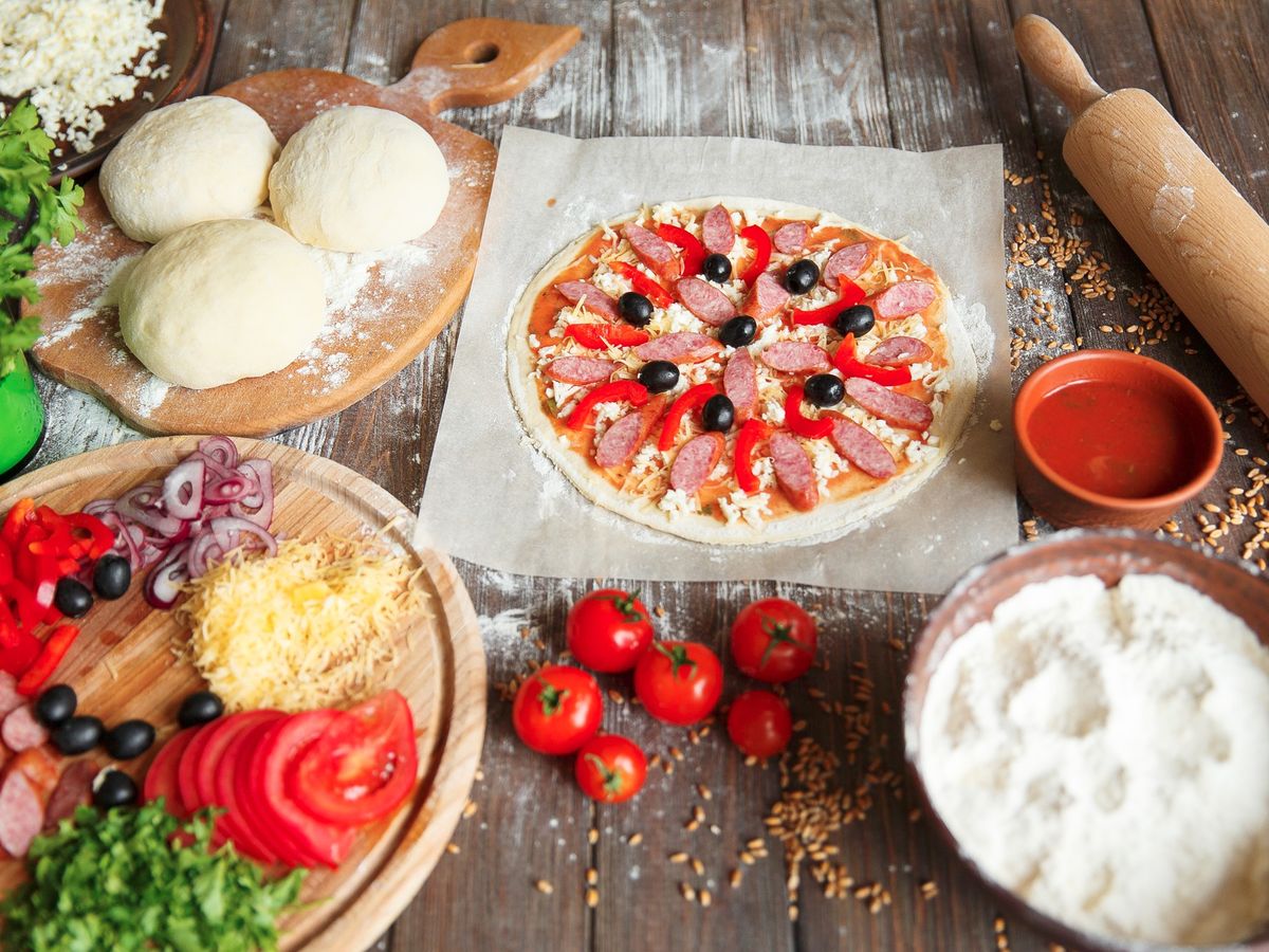 Najlepsze składniki do domowej pizzy – kompletny poradnik dla miłośników włoskiego smaku